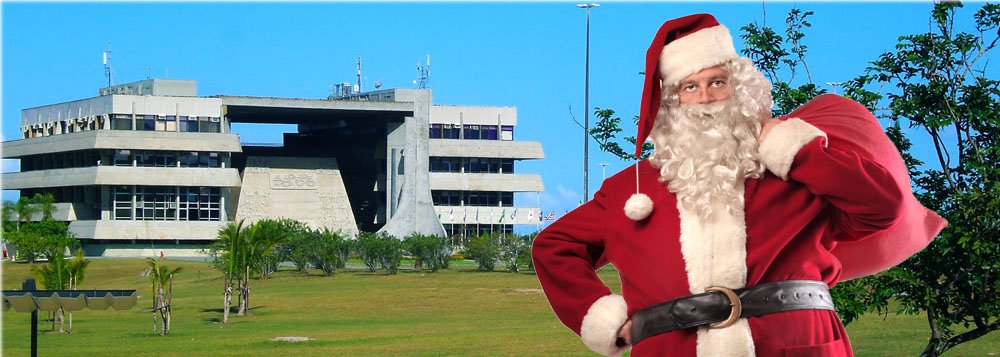 Papai Noel dá 10 cestas a cada deputado na Bahia