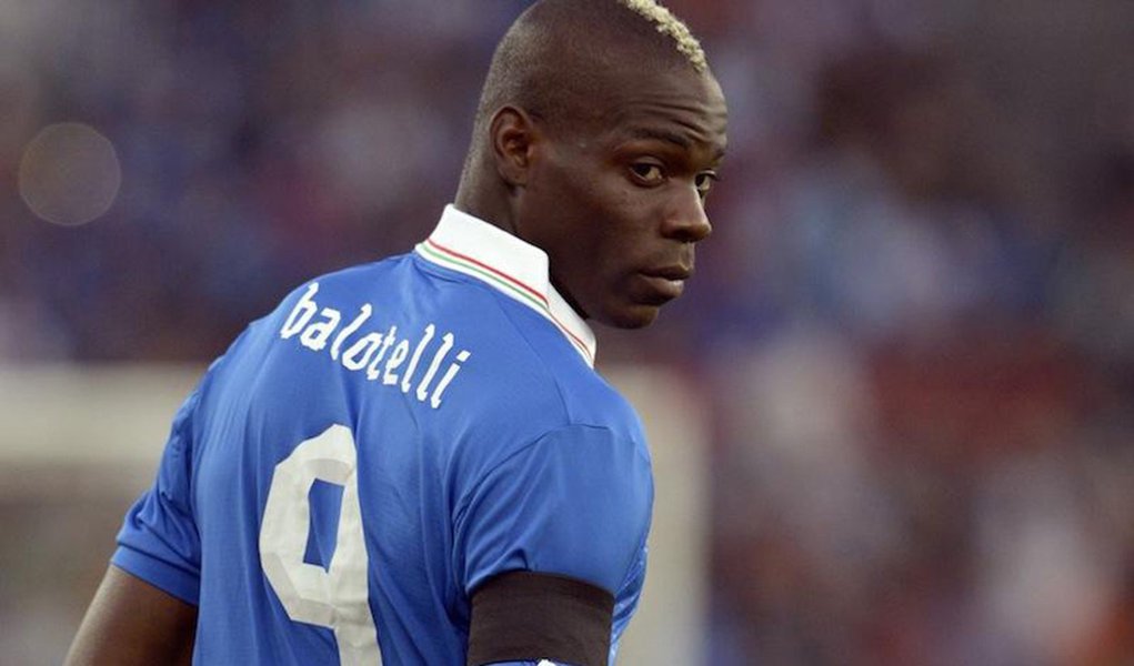 Treinador quer que Balotelli não caia em provocações