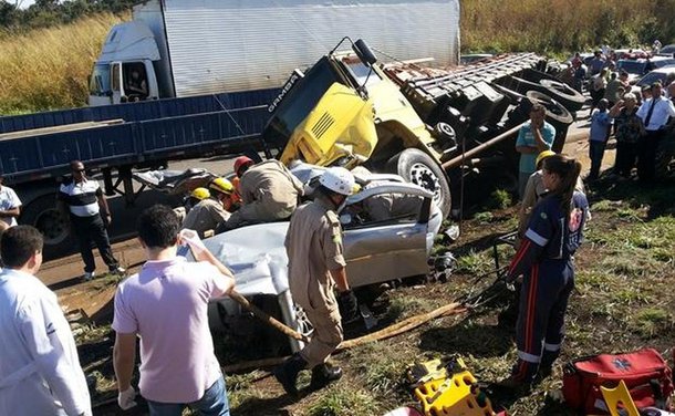 14 veículos se envolvem em acidente na BR-060