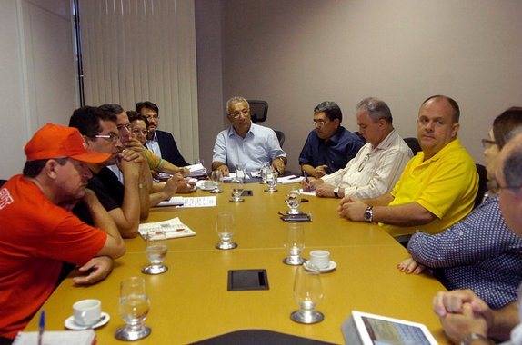 Governo estudará folha de pagamento da Seed para dar reajuste a professores