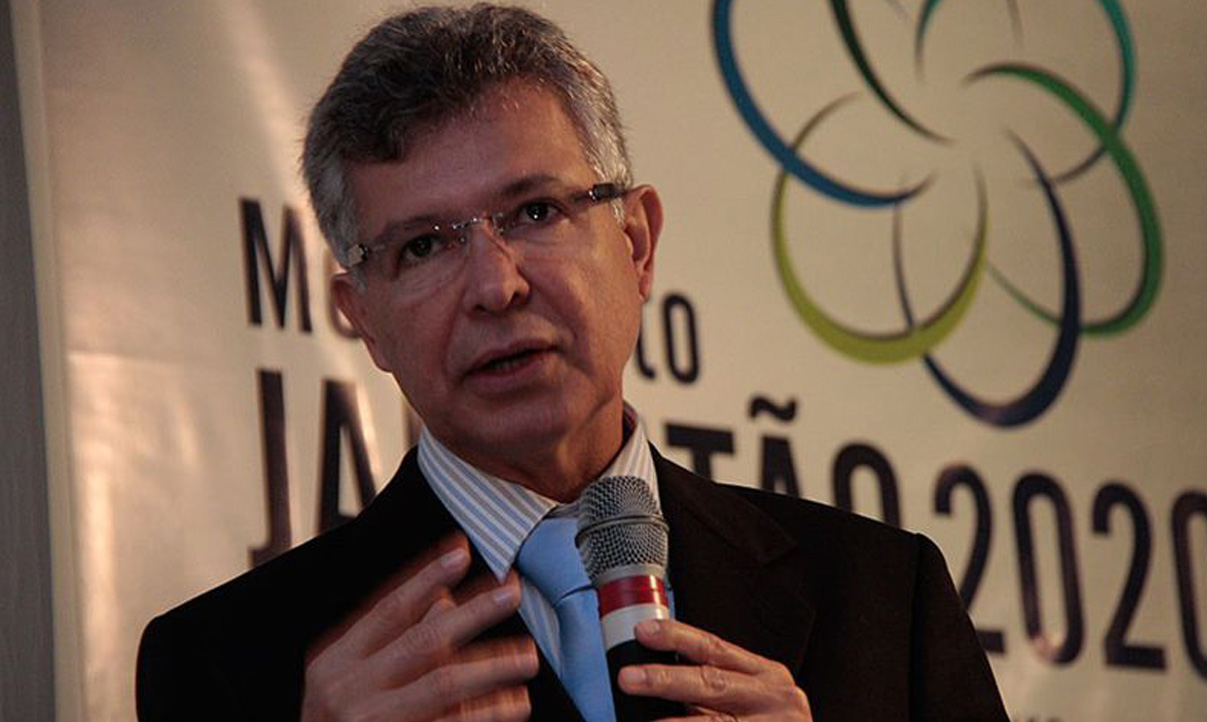 Prefeito renuncia ao 1º mandato por causa do 2º