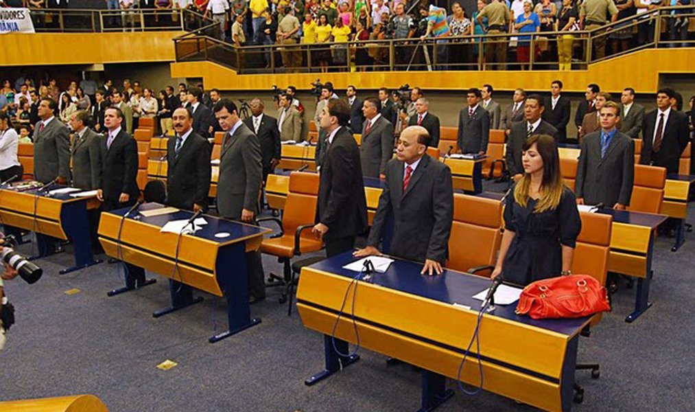 Câmara recua e congela salários de vereadores