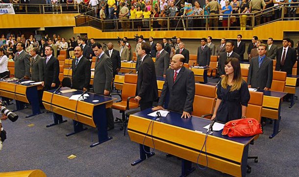 Câmara recua e congela salários de vereadores
