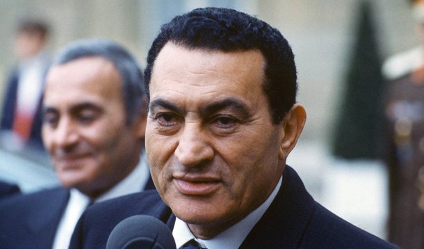 Ex-presidente do Egito é internado em hospital militar