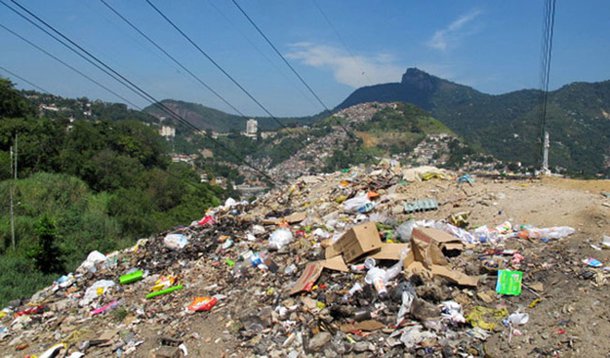 Fuzileiros recolhem lixo para conscientizar população no Rio