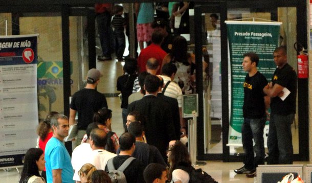 Em protesto, policiais organizam operação-padrão nos aeroportos