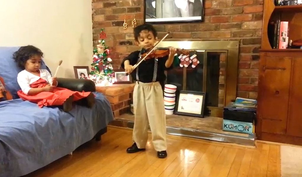 Violinista de quatro anos toca canções de Natal