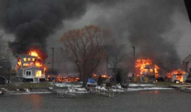 Homem mata dois bombeiros durante incêndio em NY