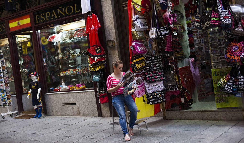 Economia espanhola encolhe 0,4% e agrava recessão