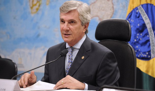 Collor, enfim, ganha a tribuna que buscava