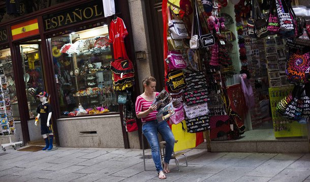 Economia espanhola encolhe 0,4% e agrava recessão