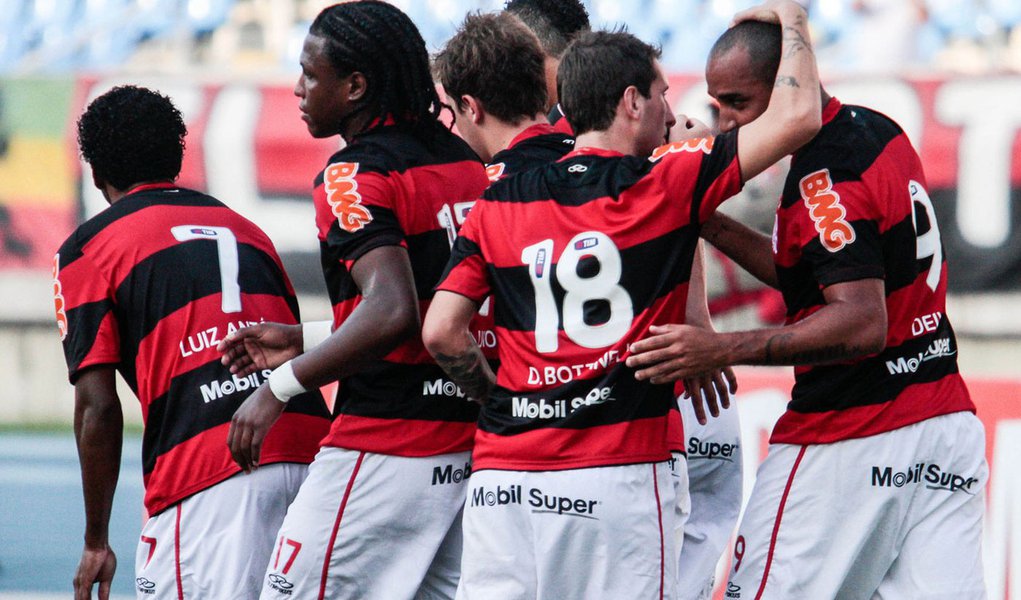 Flamengo vence e encara Vasco na semi