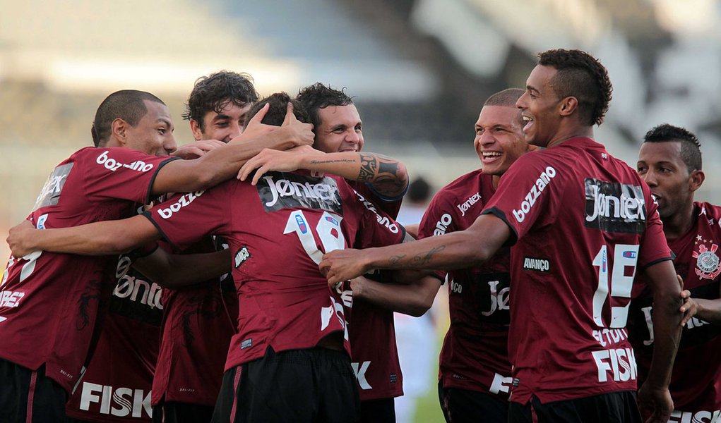 Timão vence a Ponte e é líder