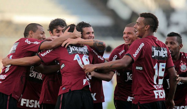 Timão vence a Ponte e é líder