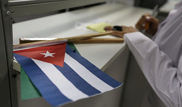 Médicos cubanos em missões solidárias no mundo são atacados pelos EUA