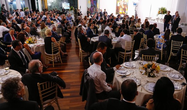 Mello Franco: governo prometeu "cortar na carne" mas ofereceu banquete