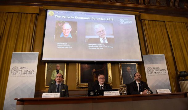 Dupla leva Nobel de Economia por 'teoria de contratos'
