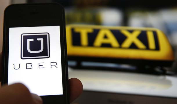 Taxistas fazem carreata pedindo a regulamentação do Uber em São Paulo