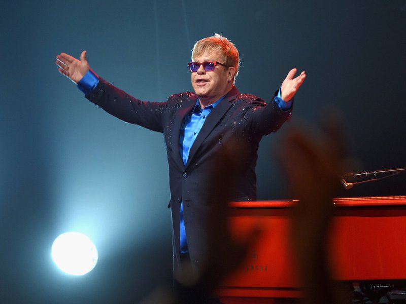 Elton John quer conversar com Putin sobre direitos dos gays