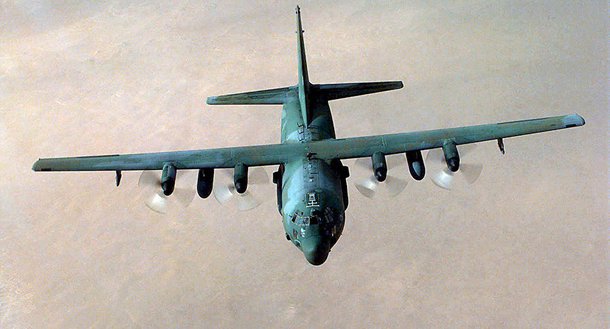 "Mãe de todas as bombas" foi propaganda americana, diz especialista militar