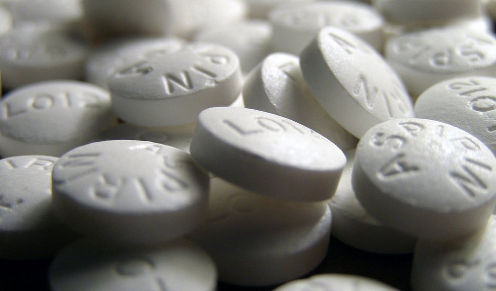 Aspirina, modesta e poderosa. Boa na prevenção de moléstias cardiovasculares, mas para pessoas em risco