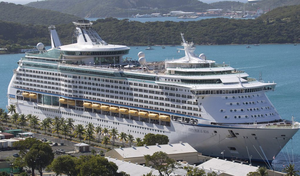 Marinha dos EUA busca brasileiro que caiu de cruzeiro nas Bahamas