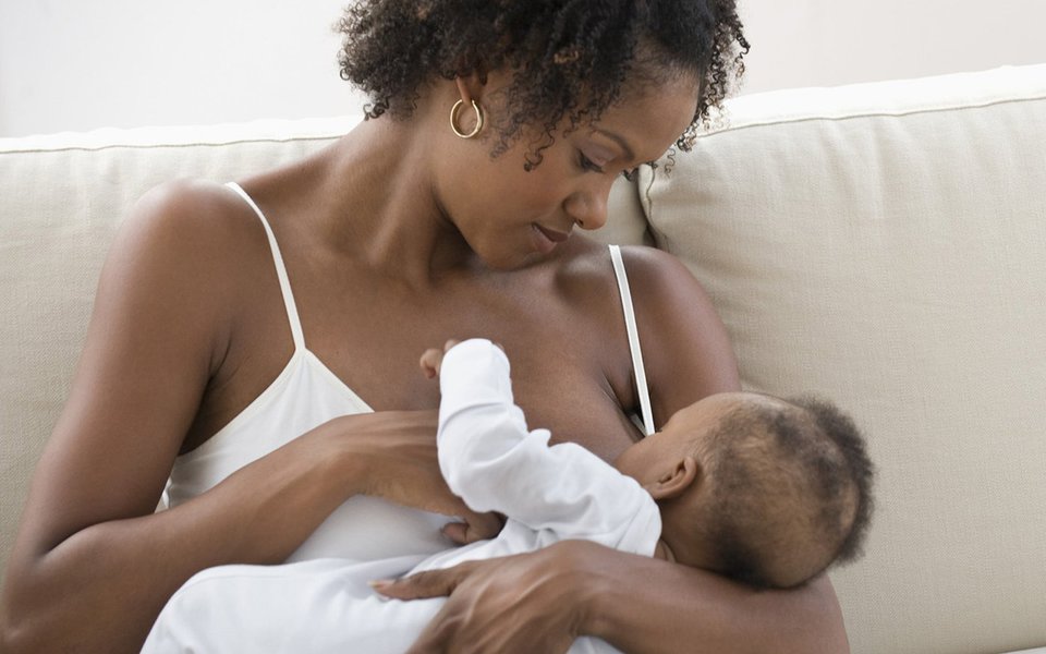 Mamar no peito. Aleitamento materno salva vidas e economiza dinheiro