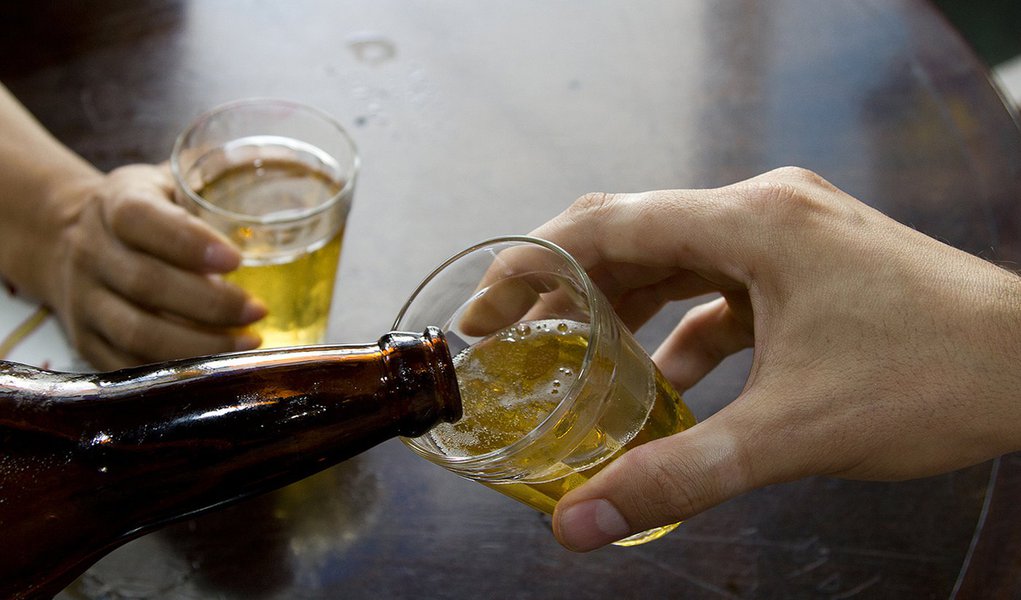Cerveja pode ser mais eficaz que paracetamol no alívio da dor