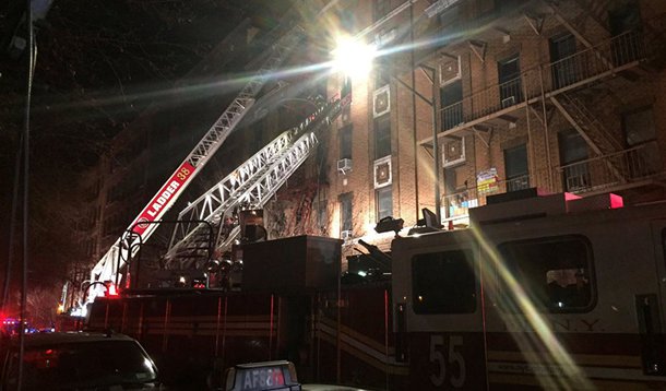 Incêndio em NY deixa pelo menos 12 mortos
