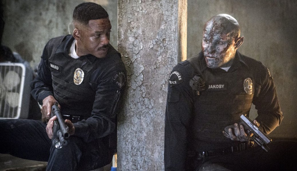 Bright é um filme original da Netflix que poderia criticar o racismo, mas faz entretenimento bobo