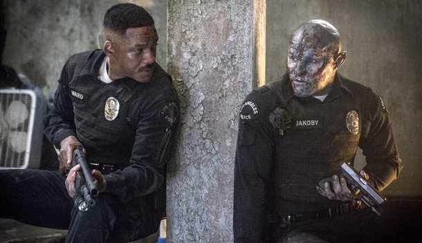 Bright é um filme original da Netflix que poderia criticar o racismo, mas faz entretenimento bobo