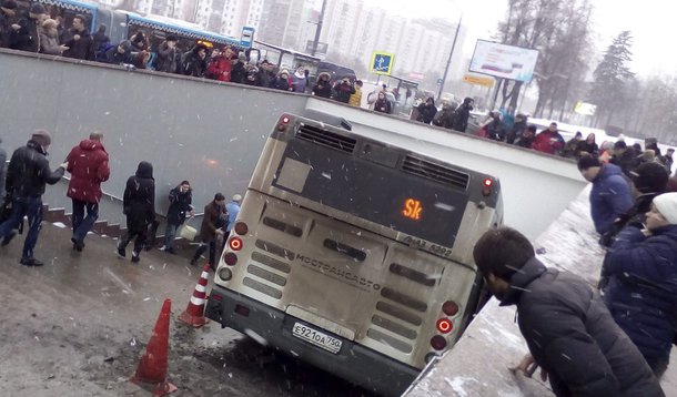 Ônibus invade estação de metrô em Moscou e mata 4