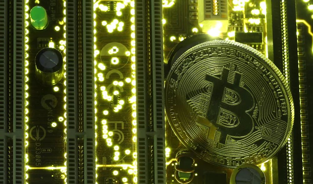Bitcoin acumula queda de 30% na semana