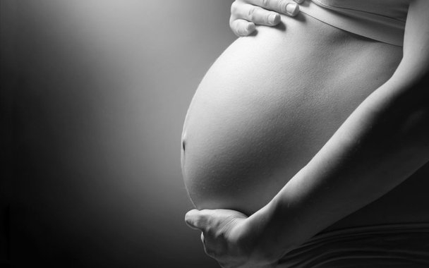 O feto rejuvenesce a mãe. Gravidez tardia alonga a vida 
