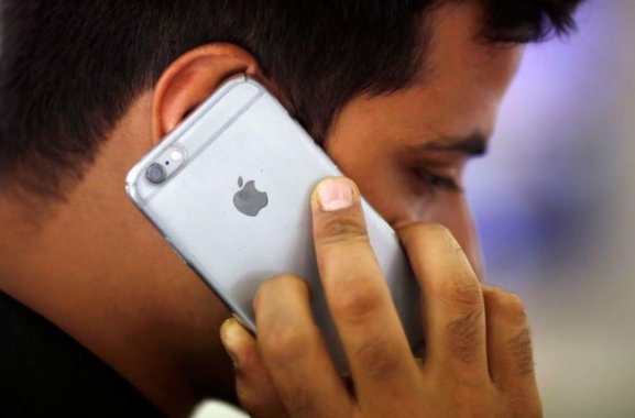 Preços mais robustos de iPhones e planos para caixa da Apple reduzem preocupações de investidores