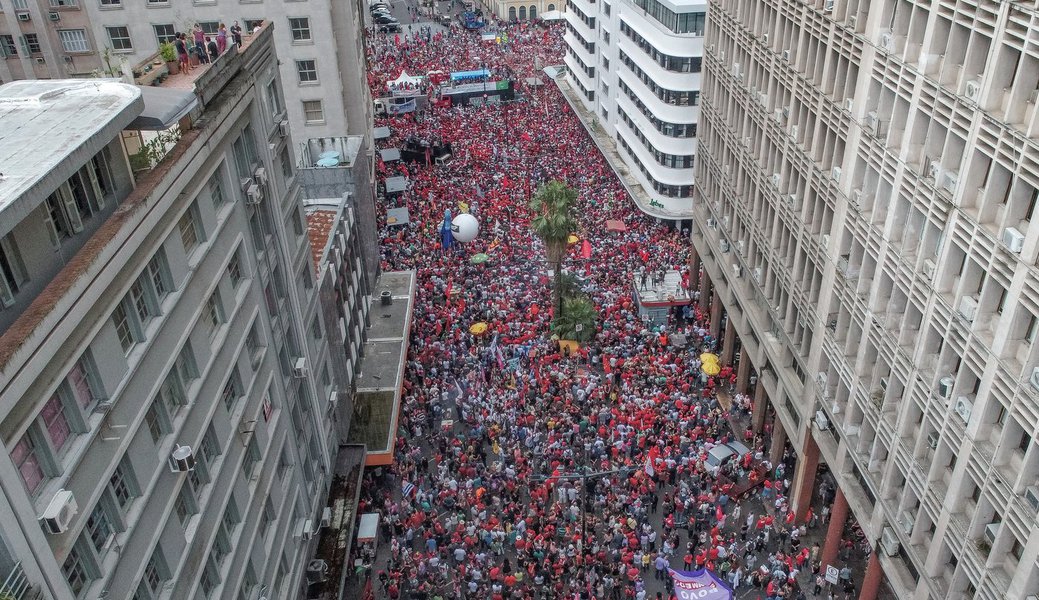 Num dia histórico, 70 mil pessoas gritaram por democracia em Porto Alegre