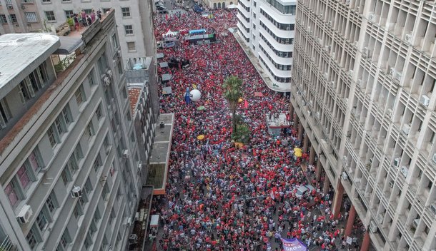 Num dia histórico, 70 mil pessoas gritaram por democracia em Porto Alegre