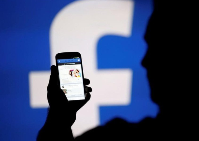 Grã-Bretanha investiga Facebook por violação de dados, fará buscas na Cambridge Analytica