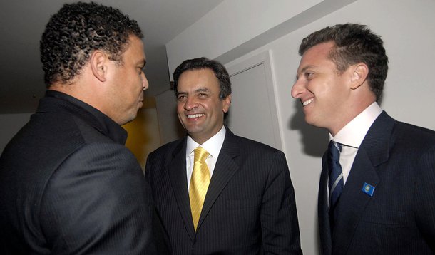Sempre do lado errado, Ronaldo defende Aécio e diz que votaria em Huck