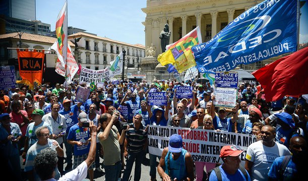 Manifestantes protestam contra anunciada privatização da Cedae