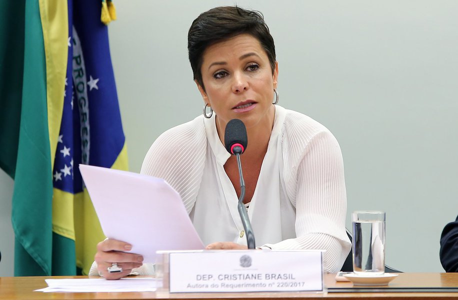 Folha pressiona STF a liberar posse de Cristiane