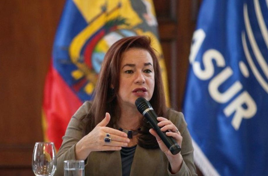 Equador concede cidadania a Assange e busca solução com Reino Unido