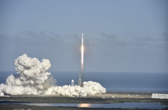 Foguete mais poderoso do mundo é lançado da Flórida em voo de estreia