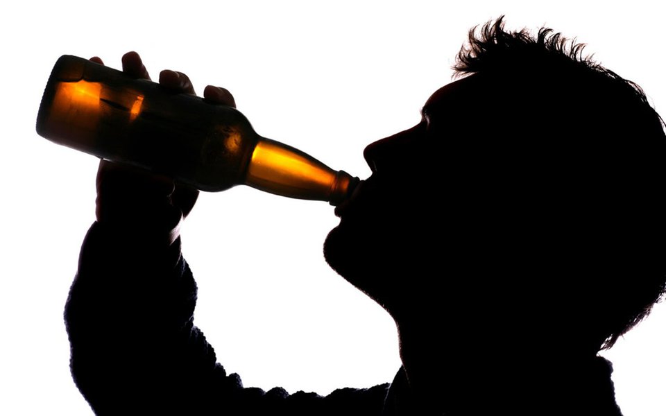 Consumo de álcool. Estudo revela como ele atinge o DNA e aumenta o risco de câncer