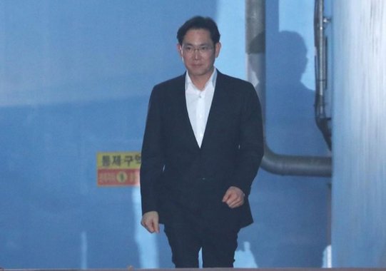 Herdeiro da Samsung deixa cadeia depois de tribunal sul-coreano suspender pena de prisão