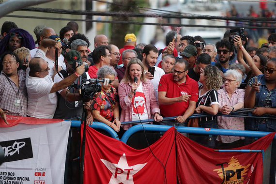 Gleisi: Lula não descumpre ordem de prisão, mas não vai a Curitiba