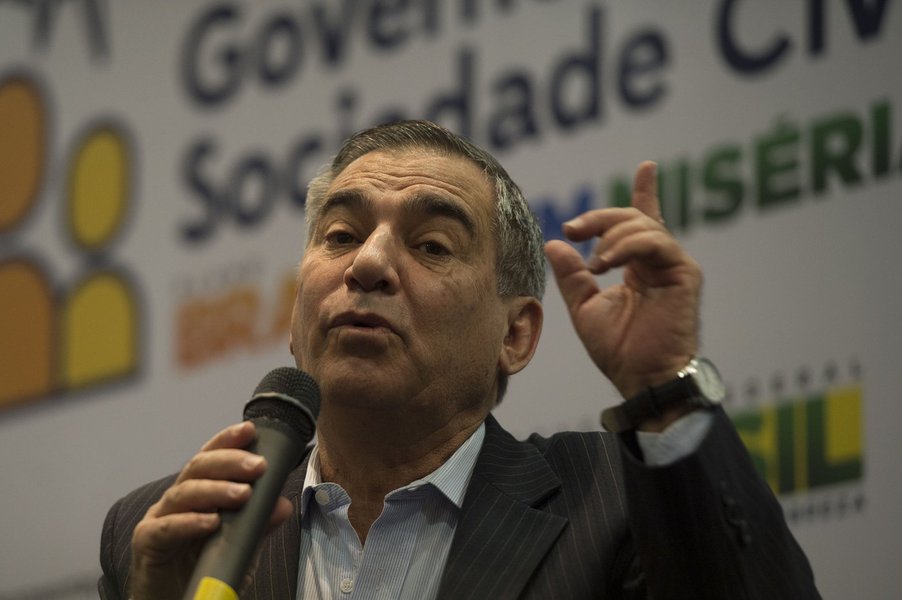 Gilberto Carvalho defende cordão humano contra prisão de Lula