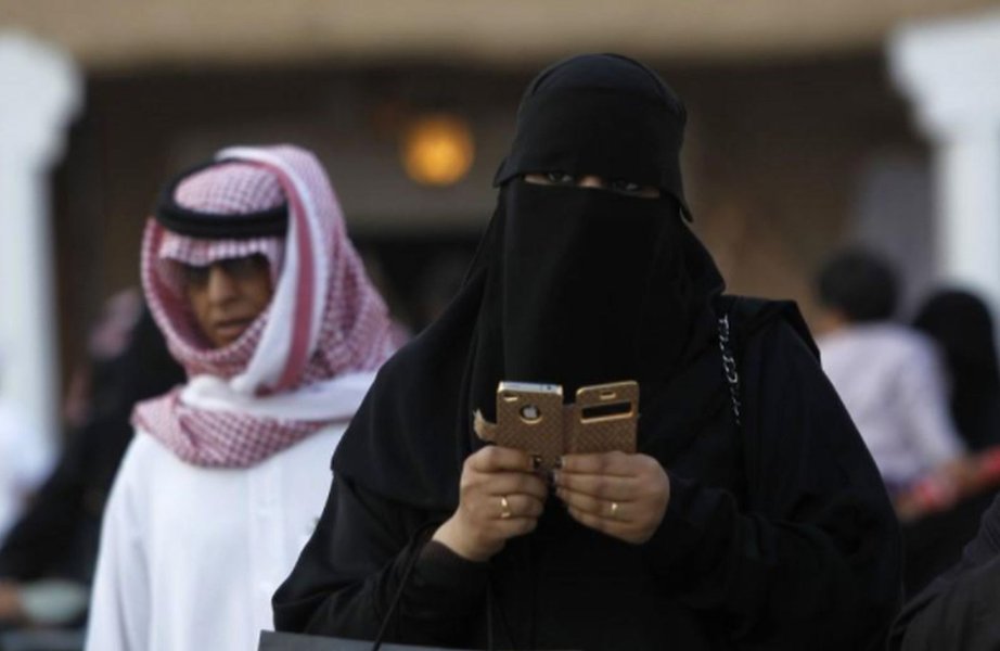 Espiar celular de companheiro pode resultar em prisão na Arábia Saudita