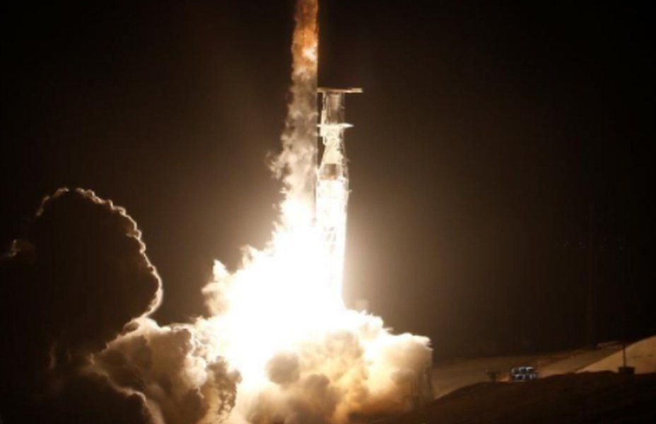 Regulador dos EUA aprova planos da SpaceX para internet por satélite