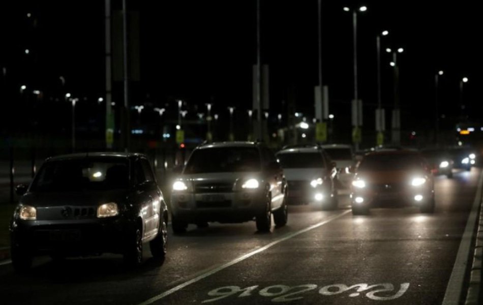 Prefeitura do Rio regulamenta e taxa apps de transporte, como Uber
